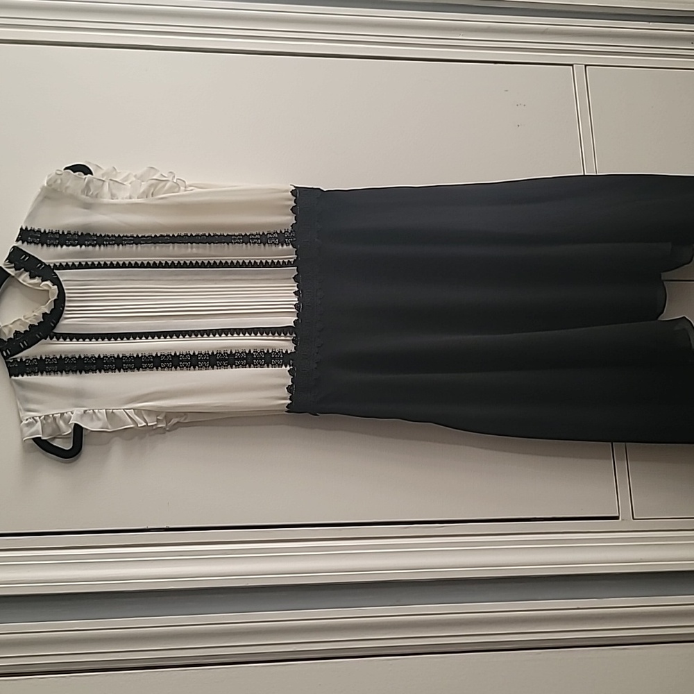 Black and white lace sleeveless Aline dress